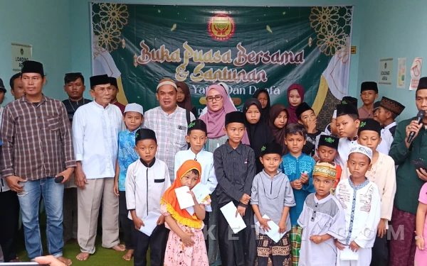 Foto Yayasan Rizqi Barokah Abadi Gondang foto bersama anak-anak yatim (Foto: Slam/ketik.com)