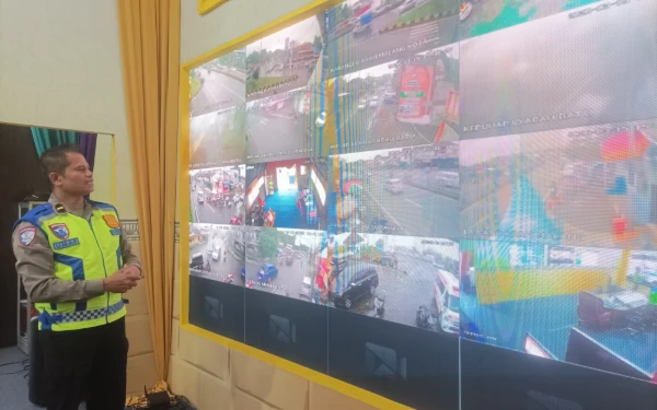 Foto Kanit Kamsel Satlantas Polres Malang sekaligus Perwira Pengendali (Padal) Pos Terpadu Karanglo, Ipda Umar Kiswoyo saat menunjukkan layar televisi dari berbagai kamera CCTV yang terpasang di berbagai titik ruas jalan di Kabupaten Malang, Minggu, 15 Maret 2026.