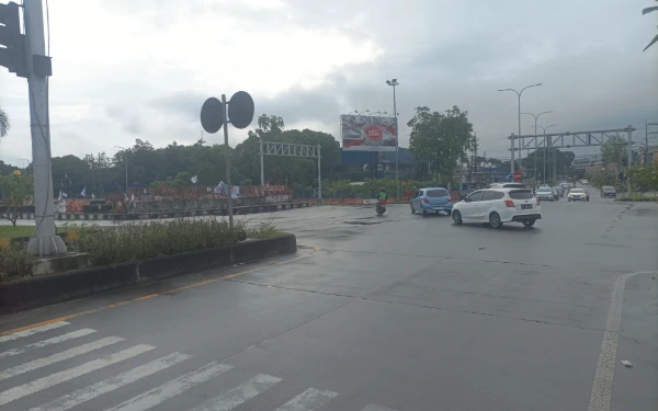 Thumbnail Berita - H-6 Lebaran, Arus Lalu Lintas di Simpang Empat Karanglo Malang Terpantau Normal