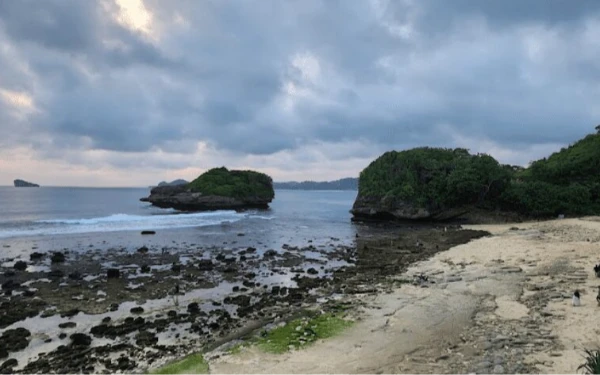 Foto View Pantai Tanjung Penyu yang cocok dijadikan liburan keluarga ( Foto: Nargan Tour)