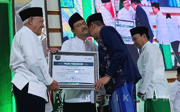 Foto Sekjen PBNU Jatim Saifullah Yusuf (kedua kiri) didampingi Ketua PWNU Jatim Gus Kikin (kiri) memberi ucapan selamat kepada Wali Kota Malang Wahyu Hidayat (kedua kanan) bersama Wakilnya, Ali Muthohirin di  Aula KH Hasyim Asy’ari Kantor PWNU Jatim di Surabaya, Minggu, 15 Maret 2026. (Foto: Fiqih Arfani/ketik.com)