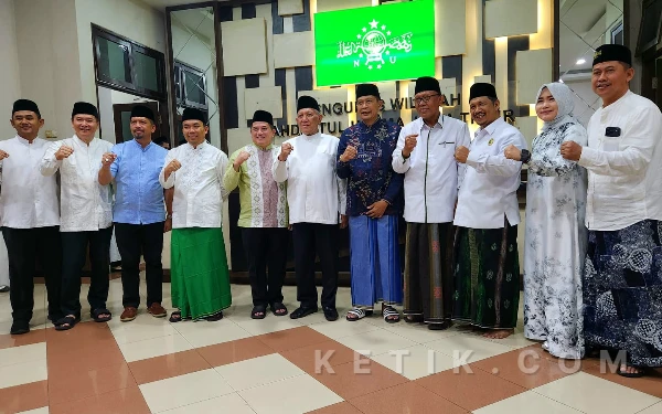Foto Ketua PWNU Jatim Gus Kikin berfoto bersama Wali Kota Malang Wahyu Hidayat beserta jajaran Pemkot Malang usai penyerahan penghargaan di  Aula KH Hasyim Asy’ari Kantor PWNU Jatim di Surabaya, Minggu, 15 Maret 2026. (Foto: Fiqih Arfani/ketik.com)