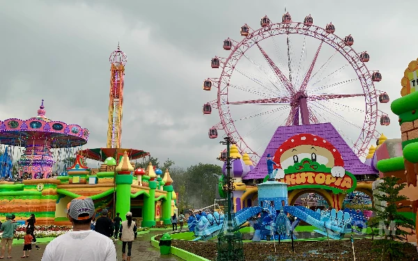 Foto Puluhan wahana Mikutopia Kota Batu yang cocok untuk anak-anak maupun orang dewasa. (Foto: Dafa Wahyu Pratama/Ketik.com)