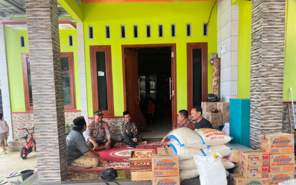 Thumbnail Berita - Pengungsi Tanah Bergerak Padasari Terima Bantuan Sembako dari Polres Tegal
