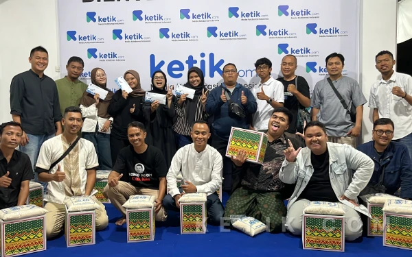 Foto Pembagian THR dan Parcel kepada semua staf dari Cak Kia Group. (Foto: Aliyah/Ketik.com)
