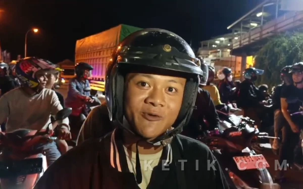 Foto Varel Pemudik roda dua asal Jakarta tujuan Kabupaten Lampung Barat, Minggu Malam (15 Maret 2026).(Foto: Andriego/ketik.com).