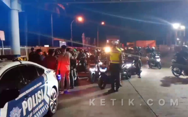 Foto Anggota Satuan Lalu Lintas Polres Lampung Selatan lakukan persiapan Pengawalan Pemudik Roda Dua menuju Jalur Aman, Minggu (15 Maret 2026).