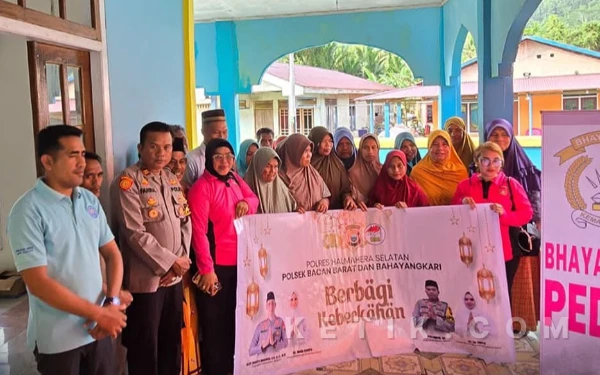 Thumbnail Berita - Polsek Bacan Barat dan PT IMM Berbagi Sembako untuk Warg