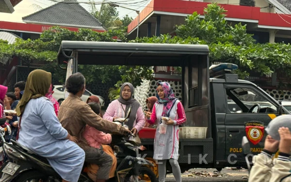 Thumbnail Berita - Majelis Pengajian Adiba Jember Bagikan Paket Sembako dan Takjil untuk Anak Yatim di Bulan Ramadan