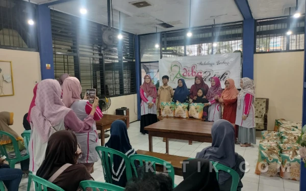 Foto Berbagi kepada anak yatim menjadi salah satu kegiatan sosial yang dilakukan Majelis Adiba untuk mengisi bulan Ramadan dengan ibadah. (Foto: Atta/Ketik.com)