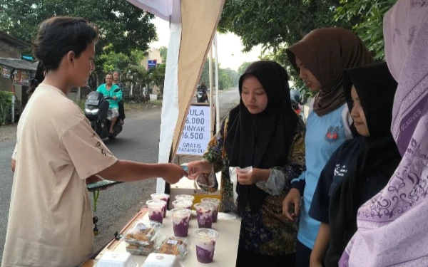 Foto Siswa menjual es dan kue kekinian laris manis. (Foto; Akhirul Ariyanto)