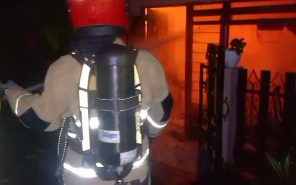 Thumbnail Berita - Dua Rumah di Sidoyoso Dilahap Si Jago Merah, Petugas Imbau Warga Surabaya Waspada Kebakaran