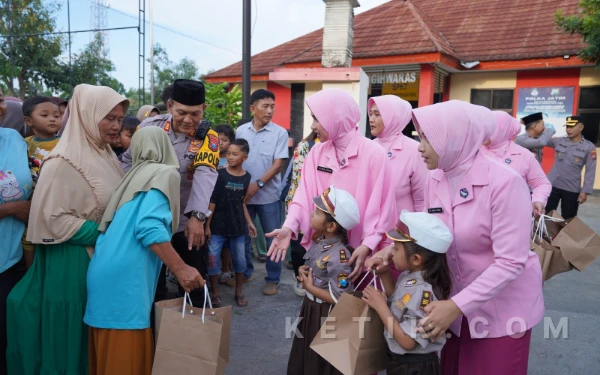 Thumbnail Berita - Ramadan 1447 H, Kapolres Bojonegoro Bareng Siswa TK Kemala Bhayangkari 67 Sugihwaras Bagi-Bagi Takjil