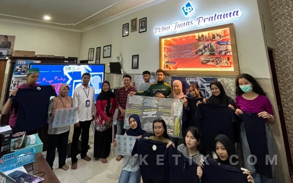 Thumbnail Berita - PKBM Tunas Pratama Blitar Ajarkan Sablon DTF, Cukup Modal Setrika Bisa Jadi Cuan Jelang Lebaran