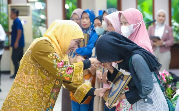 Thumbnail Berita - Al-Quran Mushaf Madinah dari Gubernur Khofifah! Tak Sekadar Bagi-Bagi, Tapi Simbol Persahabatan Indonesia-Arab Saudi