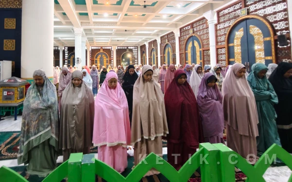 Thumbnail Berita - Ramadan Segera Berakhir, Masjid Al Akbar Surabaya Prediksi Malam ini Puncak Jemaah Qiyamul Lail