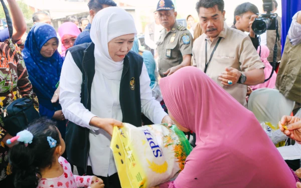 Thumbnail Berita - Khofifah Gelar Puluhan Pasar Murah di Jatim, Warga Bisa Beli Sembako Murah Jelang Idulfitri