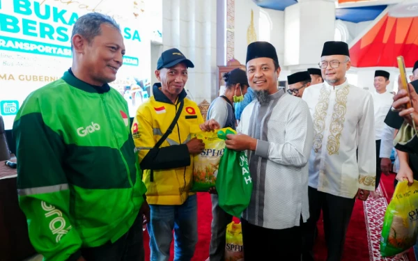 Thumbnail Berita - Gubernur Andi Sudirman Buka Puasa Bersama Ribuan Insan Transportasi di Masjid Kubah 99