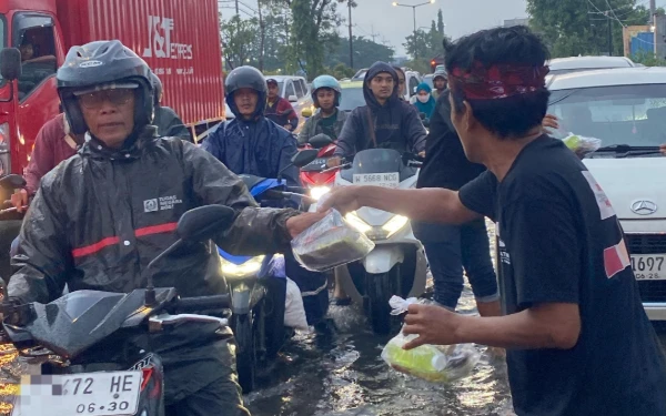 Thumbnail Berita - MAKI Jatim Bagikan 1.000 Paket Takjil untuk Pengendara di Juanda