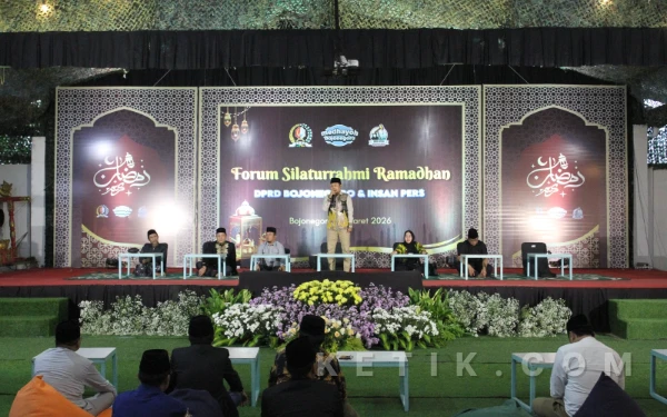 Foto Ketua DPRD Bojonegoro  H. Abdullah  Umar S.Pd.  memberi sambutan  Agenda  Buka puasa Bersama dan Silaturahmi Ramadan dengan Insan Pers (foto sukiman ketik.com )