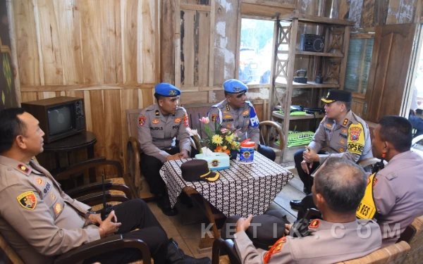 Thumbnail Berita - Divpropam Mabes Polri Turun ke Bondowoso, Pos Pelayanan Disidak untuk Perkuat Disiplin Anggota