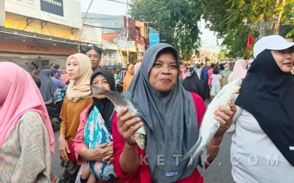 Foto Salah Satu Warga Yang Ikut Udik-udikan Ikan Bandeng Saat Kirab Warisan Budaya Tak Benda Sebelum Kontes Bandeng Kawak 2026 (Foto: Daniel Andayawan/Ketik.com)