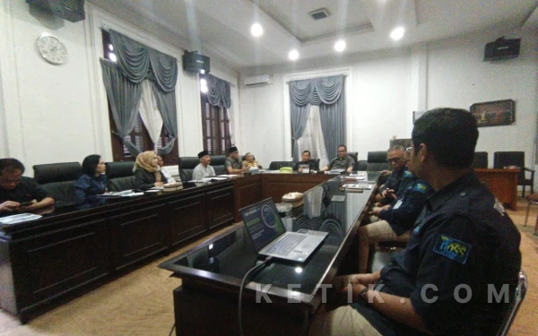 Foto Pelaksanaan hearing yang dilakukan di ruang Komisi B DPRD Kota Malang untuk evaluasi WTP Bango. (Foto: Lutfia/Ketik.com)