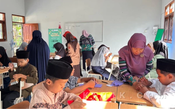 Foto Siswa dan trainer double track tata busana SMAN 1 Karas berbagi keterampilan membuat souvenir gantungan kunci untuk siswa SDN Temenggungan 2 dan SDN Geplak. (Foto: Athik for Ketik.com)