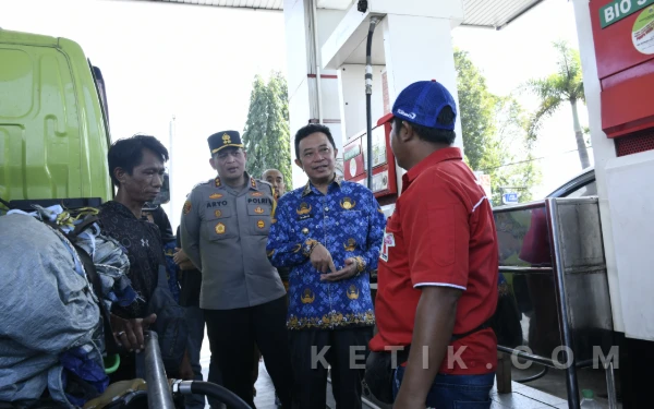 Foto Bupati Bondowoso Abdul Hamid Wahid Bersama Kapolres Bondowoso AKBP Dr Aryo Dwi Wibowo saat mantau ke SPBU Guna Memastikan ketersediaan BBM
Foto: Haryono