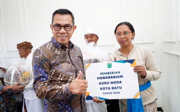 Thumbnail Berita - Wali Kota Cak Nur Bagikan Bingkisan Nyepi, Tekankan Kesetaraan di Tengah Keberagaman