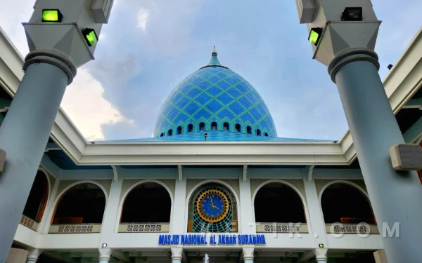 Thumbnail Berita - Puluhan Ribu Jamaah Diprediksi Membludak Saat Shalat Idulfitri, 166 Personel Disiagakan di Masjid Al-Akbar