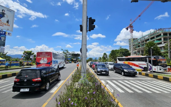 Thumbnail Berita - Arus Mudik Membludak! 25 Ribu Kendaraan Serbu Kabupaten Malang, Polisi Turunkan Tim Urai