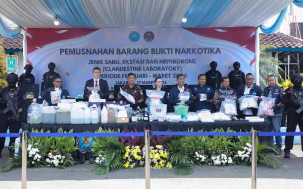 Foto Suasana gelaran pemusnahan yang dilakukan di lapangan parkir kantor BNN, Cawang, Jakarta Timur, dengan total barang bukti mencapai 34.211,96 gram, Selasa, 17 Maret2026. (Foto: Humas BNN for Ketik.com)
