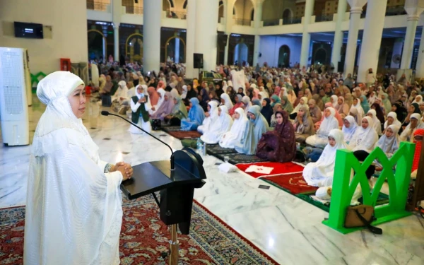 Thumbnail Berita - Malam 27 Ramadan! Gubernur Khofifah Tunaikan Qiyamul Lail dan Sahur Bareng Puluhan Ribu Jemaah di Masjid Al Akbar