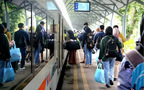 Thumbnail Berita - Update Angkutan Lebaran KAI Daop 8 Surabaya! 47 Ribu Penumpang Diproyeksikan Bepergian Hari Ini