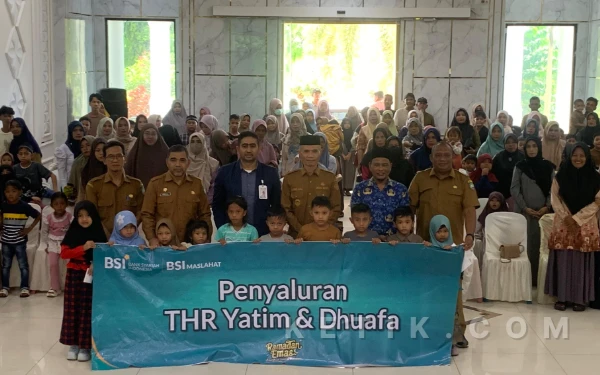 Foto Penyaluran THR yatim dan piatu dari Pemkab Abdya dan BSI di Aula Lobi Kantor Bupati Abdya, Blangpidie, Selasa (17/3/2026). (Foto: T. Rahmat/Ketik)