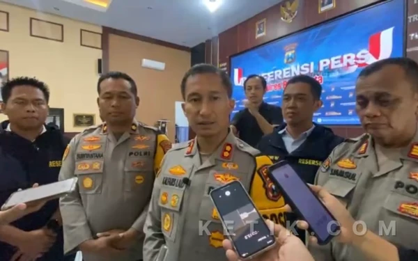 Foto Kapolres Blitar Kota AKBP Kalfaris Triwijaya Lalo saat memberikan keterangan pada awak media, Selasa 17 Maret 2026. (Foto: Favan/Ketik.com)