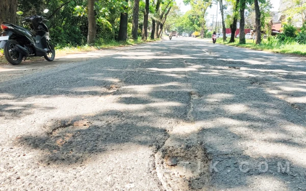 Thumbnail Berita - Waspada! Sudah Makan Korban, Jalan By Pass Adam Malik Rantauprapat Dipenuhi Lubang