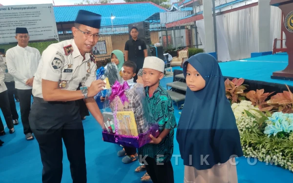 Foto Kepala Lembaga Pemasyarakatan Kelas IIB Jombang, Rino Soleh Sumitro memberikan santunan kepada anak yatim saat kunjungan di Lapas Jombang, Selasa 17 Maret 2026. (Foto: Syaiful Arif/Ketik.com)
