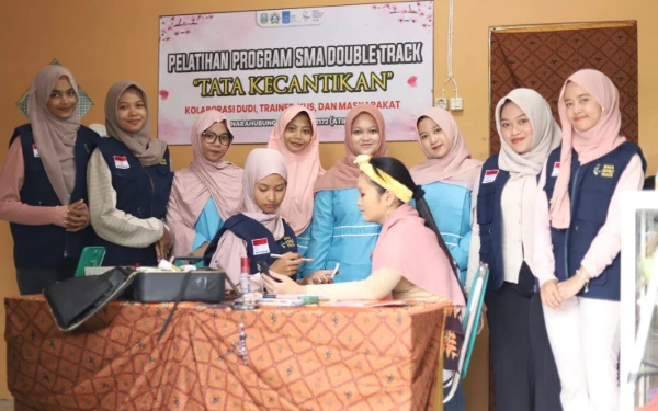 Foto Siswa jurusan Tata Kecantikan mempraktikan merias wajah di Festival Ramadan. (Foto: Hamidah/SMAN 1 Panji)