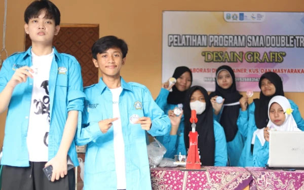 Foto Siswa jurusan Desain Grafis memamerkan hasil produknya. (Foto: Hamidah/SMAN 1 Panji)