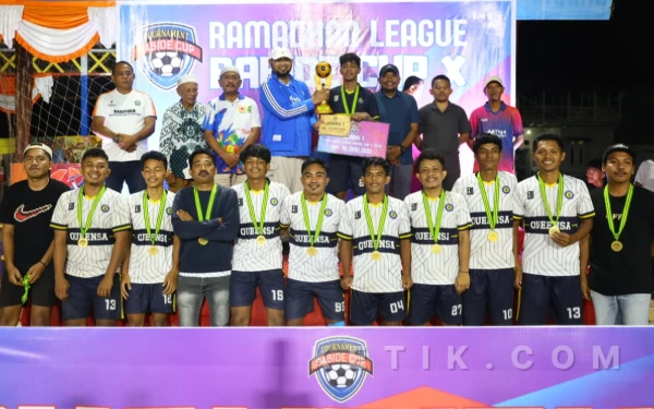 Foto Bassam menyerahkan piala dan Bonus kepada tim juara (Foto: Mursal/Ketik.com)