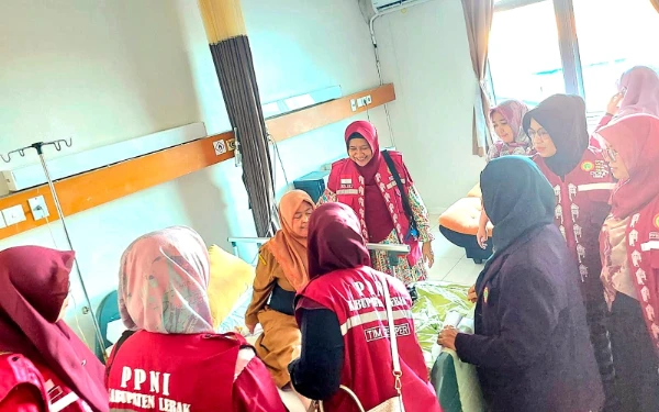 Foto Pengurus PPNI Banten sedang melakukan perawatan (Foto: Dokumen PPNI Banten)