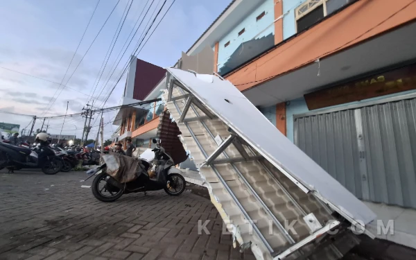 Thumbnail Berita - Tak Ada Angin atau Hujan Kanopi Pasar Ploso Jombang Ambruk, Proyek Rp3,9 Miliar Disorot