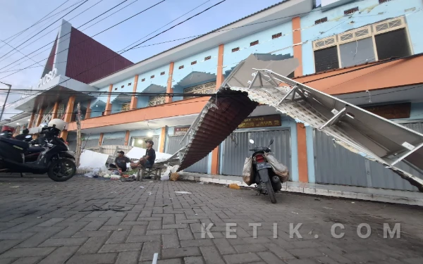 Foto Kanopi pasar Ploso Jombang ambruk, Rabu 18 Maret 2026. (Foto: Syaiful Arif/Ketik.com)