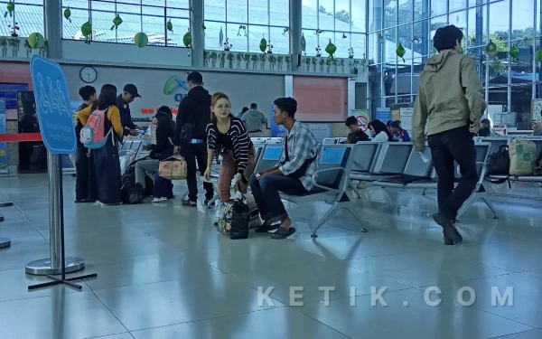 Thumbnail Berita - Alasan Pemudik di Pelabuhan Bakauheni Lampung Memilih Tidak Bawa Kendaraan Pribadi