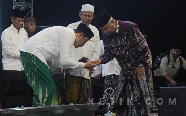 Foto Bupati Subandi bersama KH Nurcholis Misbah dan para kiai dalam sebuah pengajian pada Oktober 2024 lalu. (Foto: Fathur Roziq/Ketik.com)
