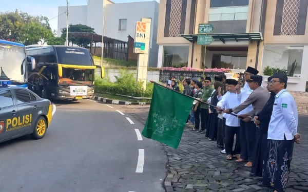 Foto Pengurus Wilayah Nahdlatul Ulama (PWNU) Jawa Timur memberangkatkan 15 armada bus program Mudik Gratis 2026 pada Rabu 18 Maret 2026 di halaman Kantor PWNU Jatim, Surabaya. Program ini diikuti sekitar 800 hingga 1.000 pemudik dengan tujuan berbagai daerah di Jawa Timur.
Foto: Humas PWNU Jatim