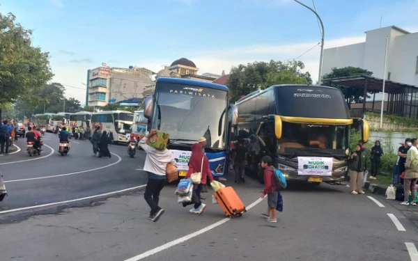 Thumbnail Berita - BERANGKAT! Mudik Gratis PWNU Jatim, 15 Bus Antarkan Ribuan Pemudik ke Kampung Halaman