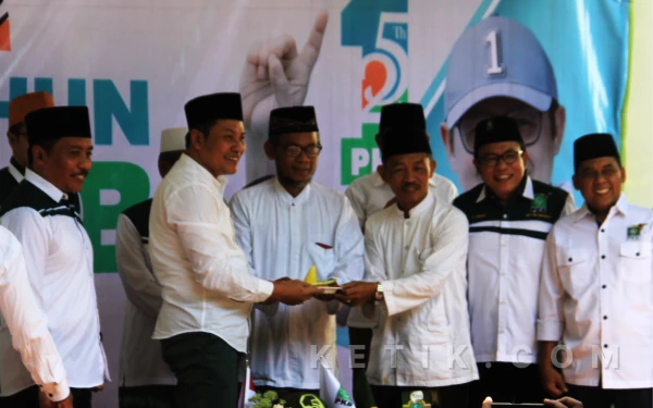 Foto Subandi saat merayakan Harlah PKB bersama jajaran pengurus PKB Sidoarjo dan Ketua PCNU Sidoarjo KH Zainal Abidin pada 23 Juli 2023 lalu. (Foto: Fathur Roziq/Ketik.com)